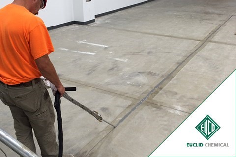 Opravy škrabancov a tesnenie dilatačných špár