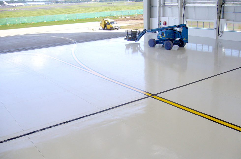 ryanair-hangar-2.jpg