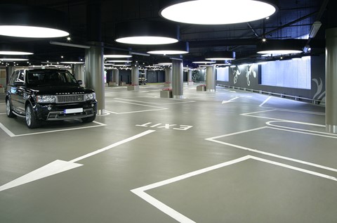 Moderne parkeringshus ved indkøbscenter
