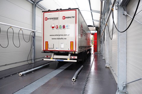 Deckshield w myjni samochodów dostawczych firmy transportowej Enterprise Logistics