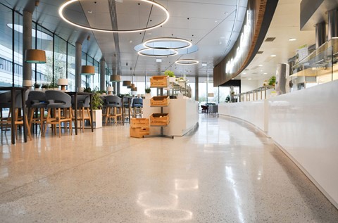 Terazzo żywiczne w biurowcu firmy Kaufland we Wrocławiu