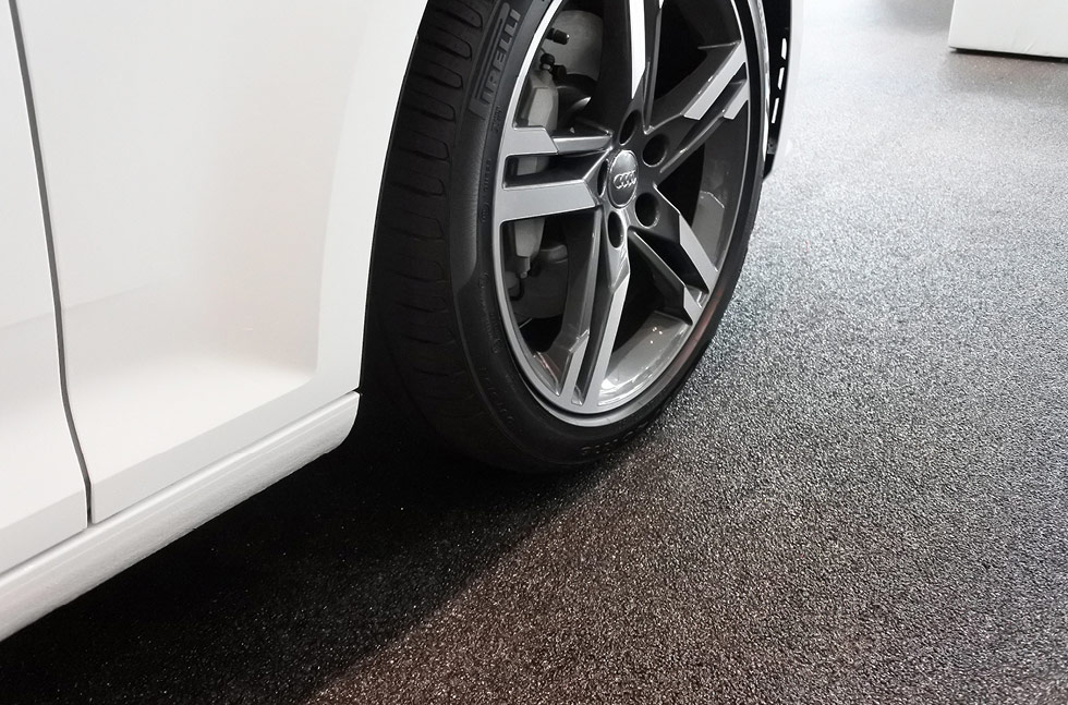 Pardoseala decorativă tip covor de piatră în showroom-ul Audi din Indonezia